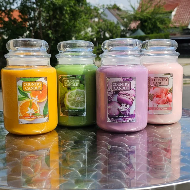 Summerfeeling 🌞🌞🌞 Megaaaaaaaa frische Düfte, und die Labels einfach wunderschön. Denkt daran, bald ist Muttertag ❤️🩷🌞 See you 

#pcicebox #oberasbach #americanproducts #Duftkerzen #shoppingwithcoffee #conceptstore #computerstore #americanshopping