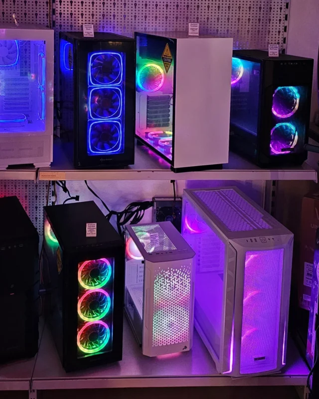 Viele neue PC-Gehäuse sind eingetroffen... Kommt vorbei und taucht ein in die bunte Welt der RGB-Beleuchtung in unserer PC-Abteilung 🇺🇸✌🏼 Ob GAMING oder OFFICE, hier kommt jeder auf seine Kosten...

#pcicebox #oberasbach #computerstore #computerprofis #conceptstore #weekenvibes