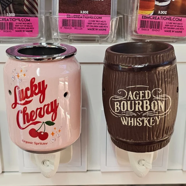 Neue Candlewarmer für die Steckdose sind eingetroffen. Im coolen Whiskey-Fass oder im Cherry-Soda-Dose Design 🍒🥃 

#pcicebox #oberasbach #americanshopping #americanproducts #shopping #conceptstore #candlelover #waxmelts #americanstyle