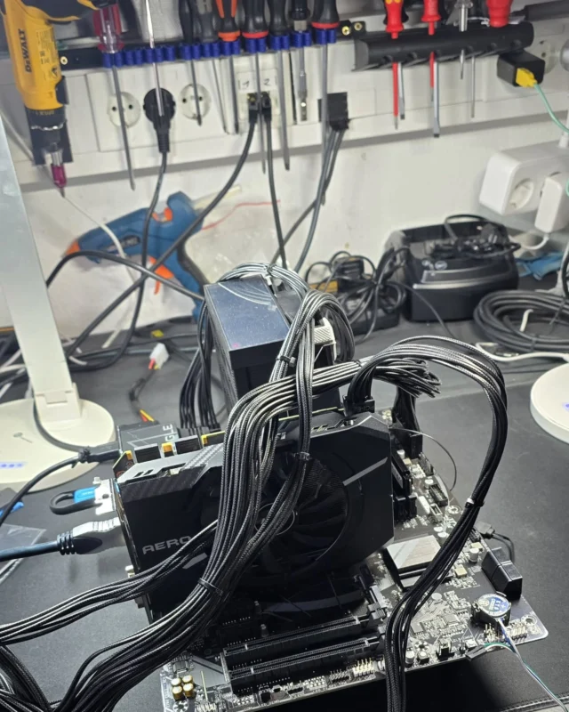 Bei uns in der Werkstatt geht es auch manchmal ganz wild zu. Bei der Fehlersuche werden wir kreativ! 🪛💻🖥🔌

#pcicebox #oberasbach #computerstore #computerprofis #conceptstore #gamingpc #pcspecialist #pcworld #pcbuild #werkstatt #backoffice